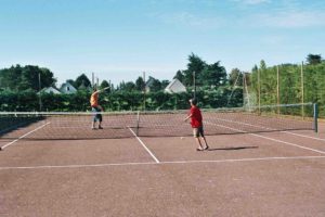 Activite camping - equipement - terrain tennis - activite enfants - camping esperance 4 etoiles avec espace aquatique - Cotentin - Normandie