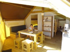 location tente amenagee sahara lodge - interieur - camping esperance 4 etoiles avec espace aquatique - cotentin - normandie